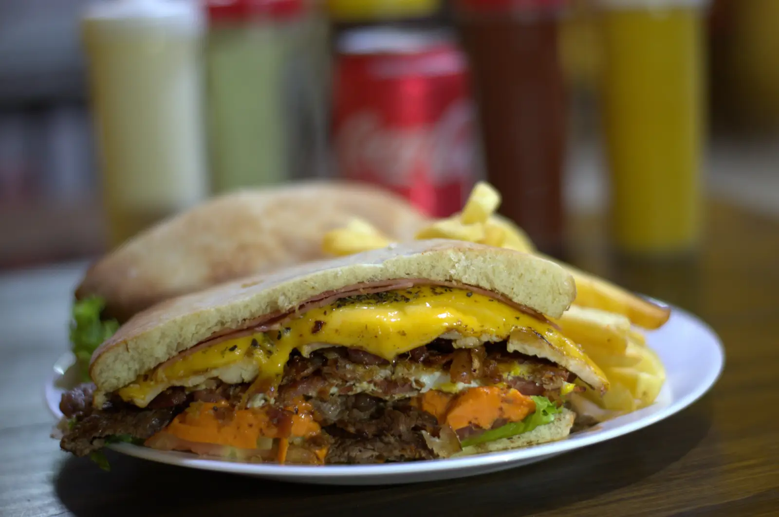 Beirute Dú Lanches recheado, cortado ao meio, com batata frita