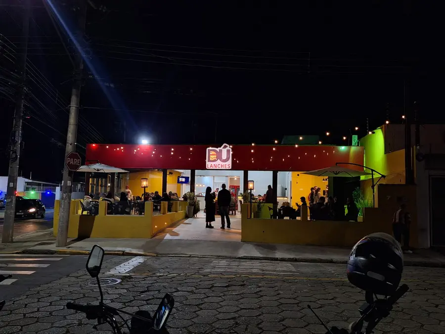 Área externa e movimento da unidade Dú Lanches São João